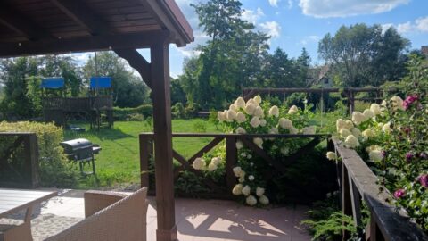 Dworek Czersk, widok na budynek i ogród