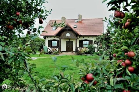 Dworek Czersk, widok na budynek i ogród