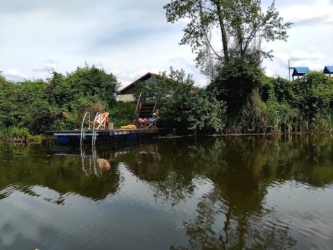 Dworek Czersk, widok na budynek i ogród