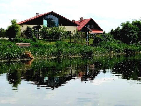 Dworek Czersk, widok na budynek i ogród