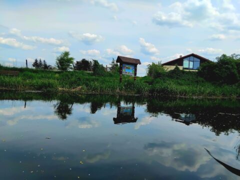 Dworek Czersk, widok na budynek i ogród