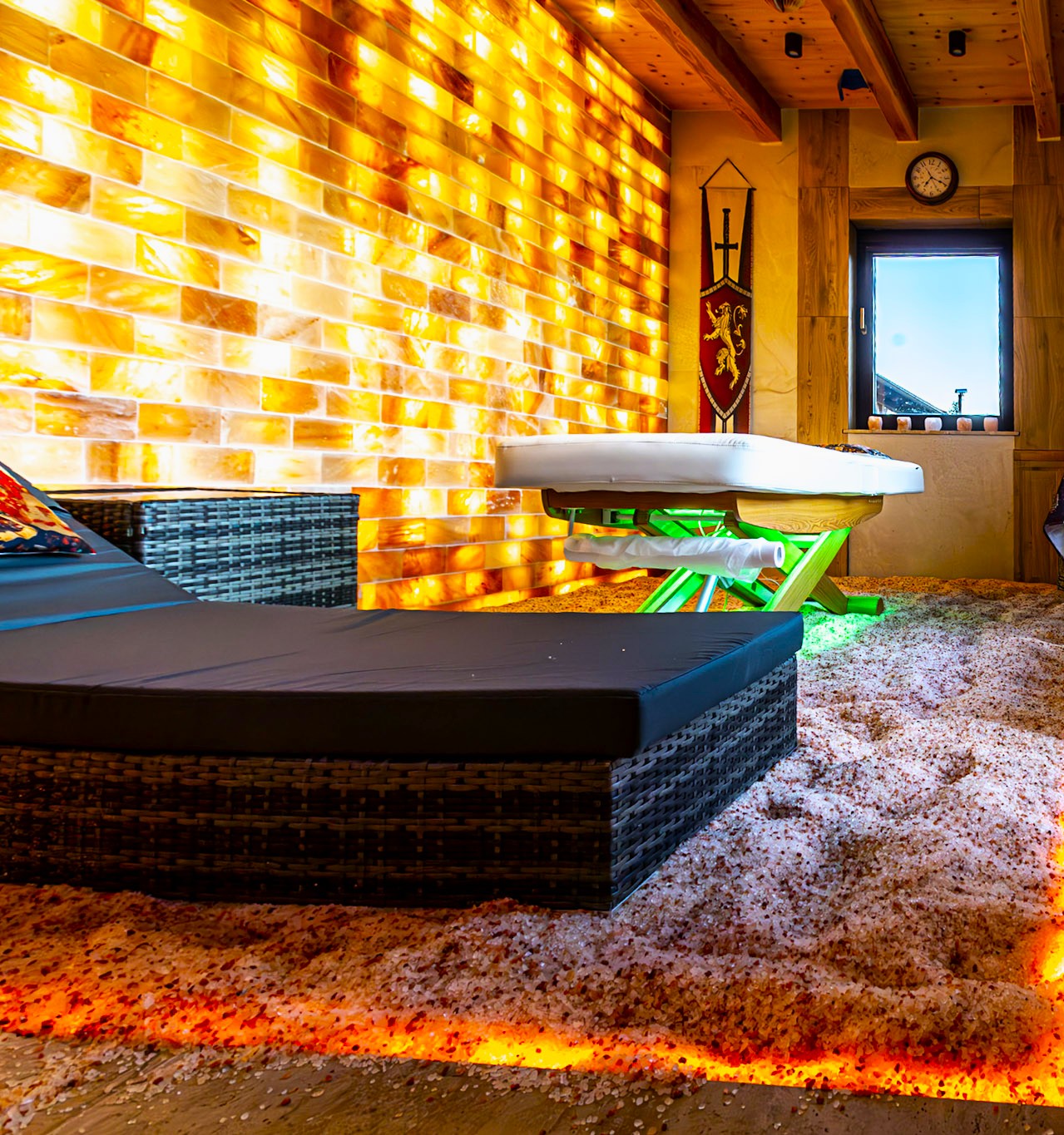 Grota solna ze ścianą z soli himalajskiej i leżakiem, SPA na Urzeczu