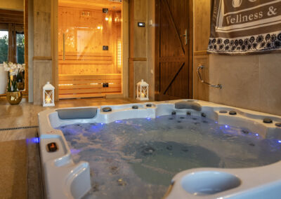 Jacuzzi w budynku SPA na Urzeczu, w tle sauna, Dworek Czersk