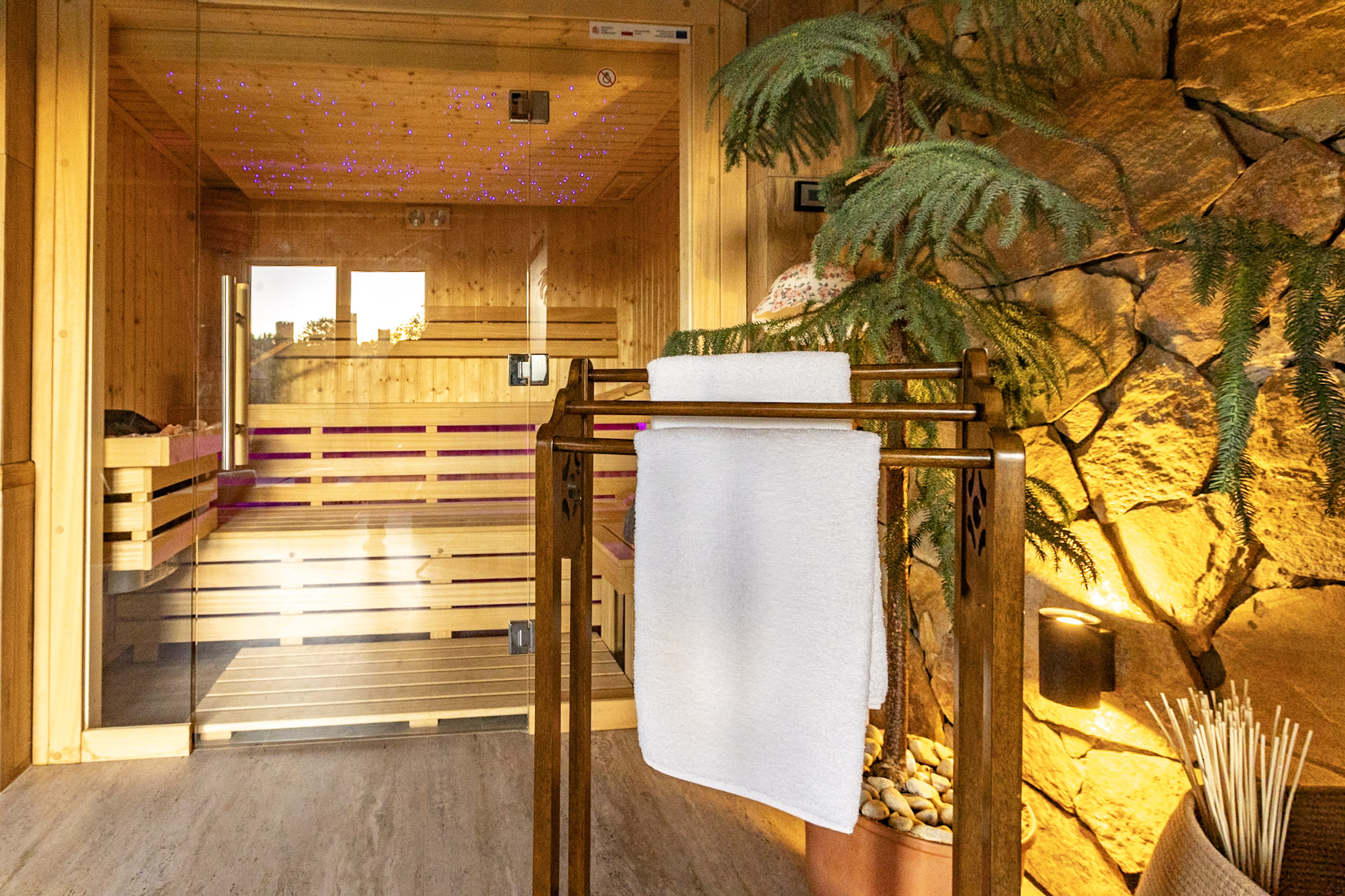 Sauna fińska z drewnianymi ławami i ręcznikami, SPA na Urzeczu