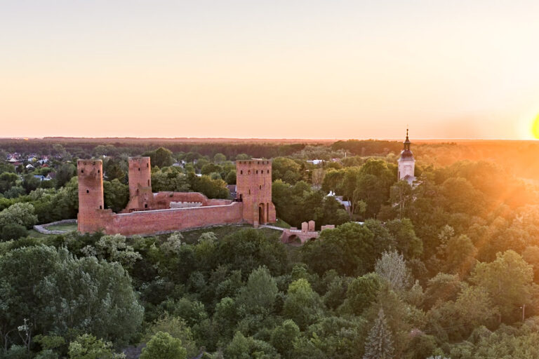 Zamek Książąt Mazowieckich w Czersku z lotu ptaka o zachodzie słońca
